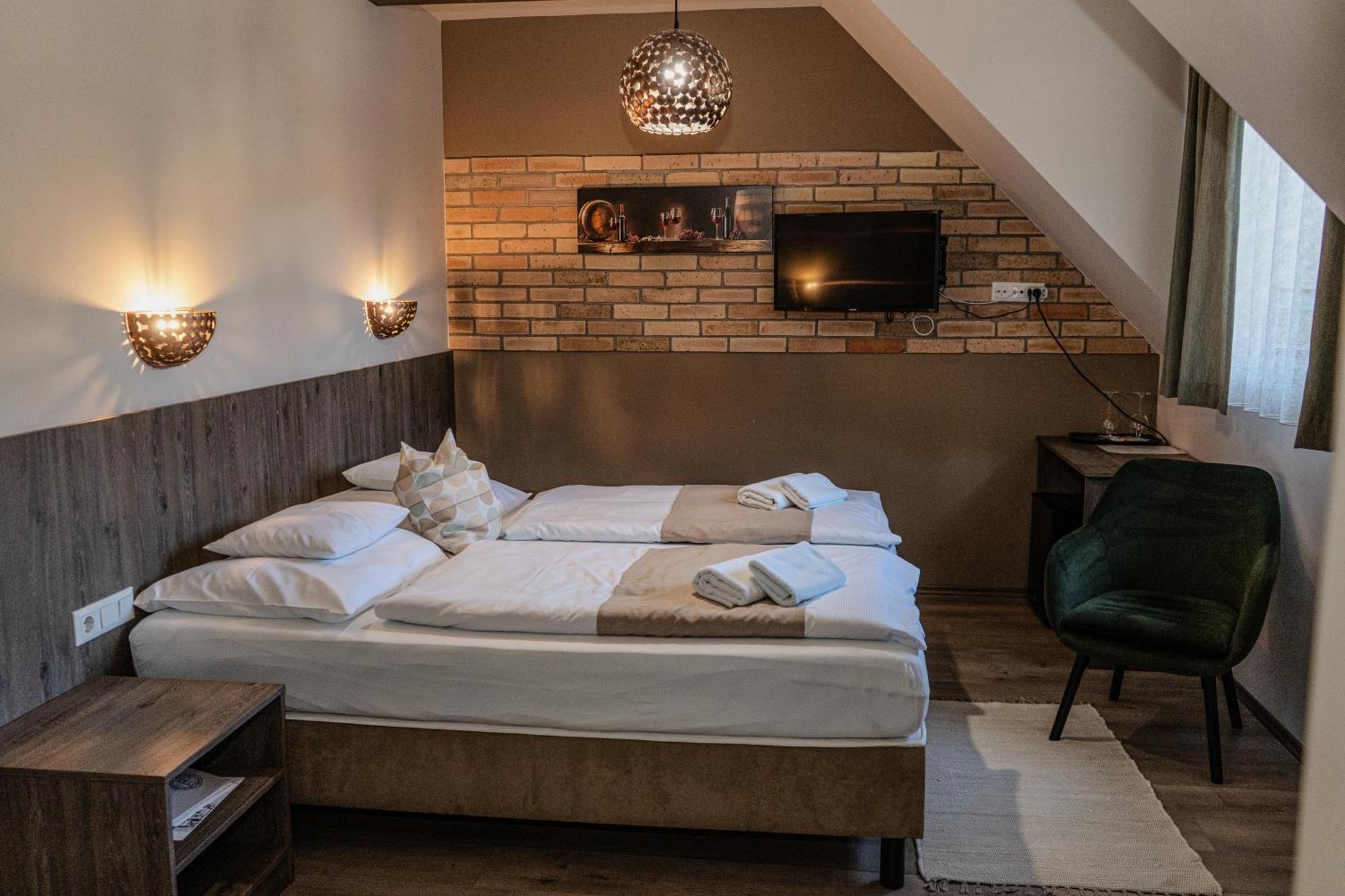 Győrújbarát Dreko Panzio & Borbisztro B&B 외부 사진