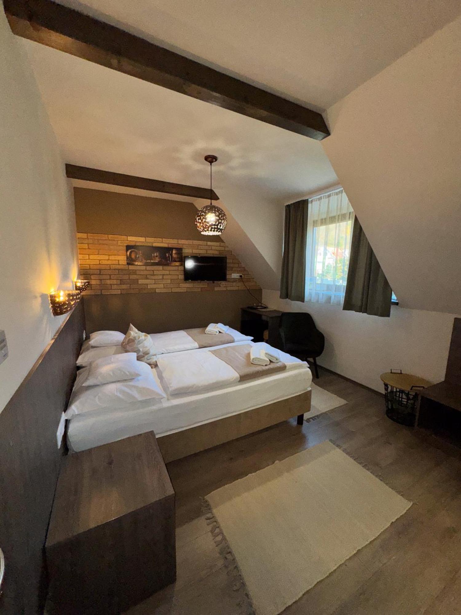 Győrújbarát Dreko Panzio & Borbisztro B&B 외부 사진