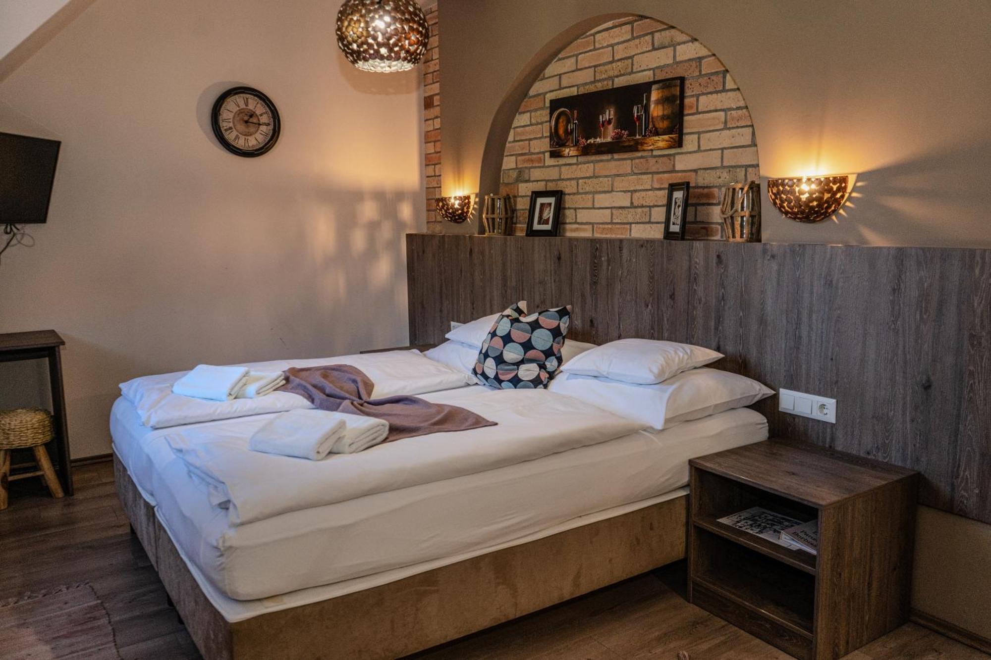 Győrújbarát Dreko Panzio & Borbisztro B&B 외부 사진