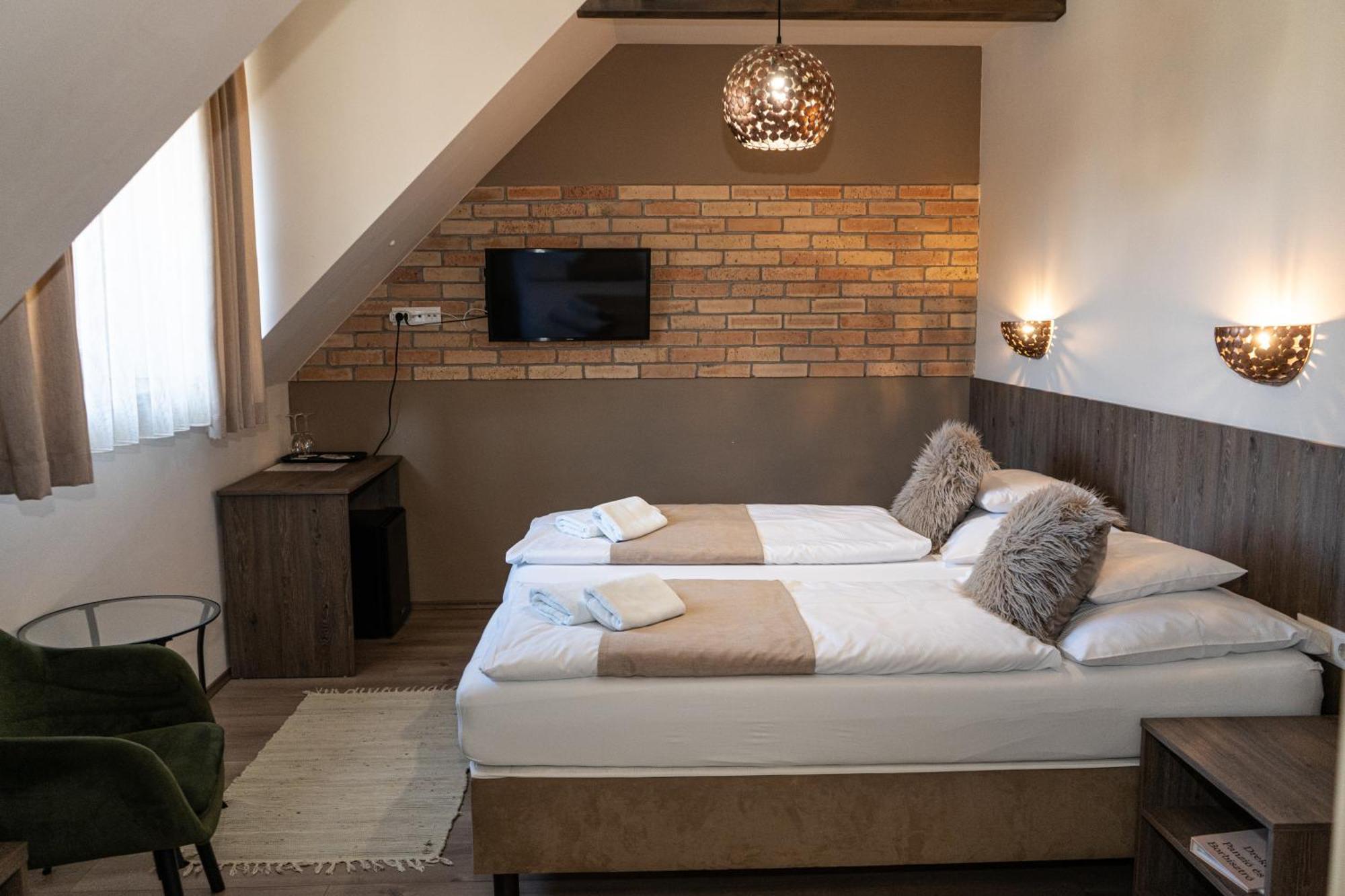 Győrújbarát Dreko Panzio & Borbisztro B&B 외부 사진